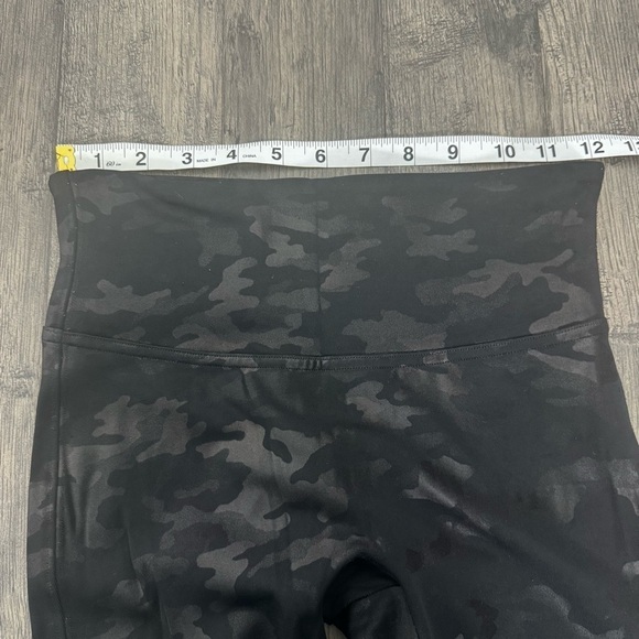 SPANX Faux Leather Camo Leggings Matte Black Camo S SM Small - Picture 10 of 14
